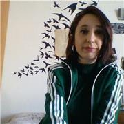 Insegnante di italiano, storia e geografia; laurea in lettere ed esperienza come docente a Parma